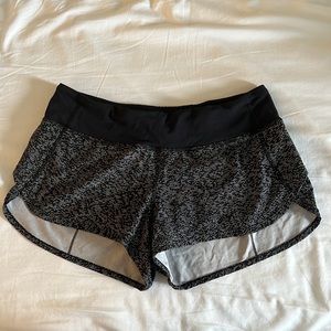 LIKE NEW Lululemon Speed Up 2.5” Black and White Shorts